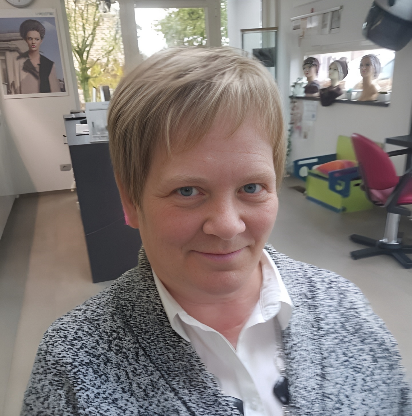 Met haarwerk.