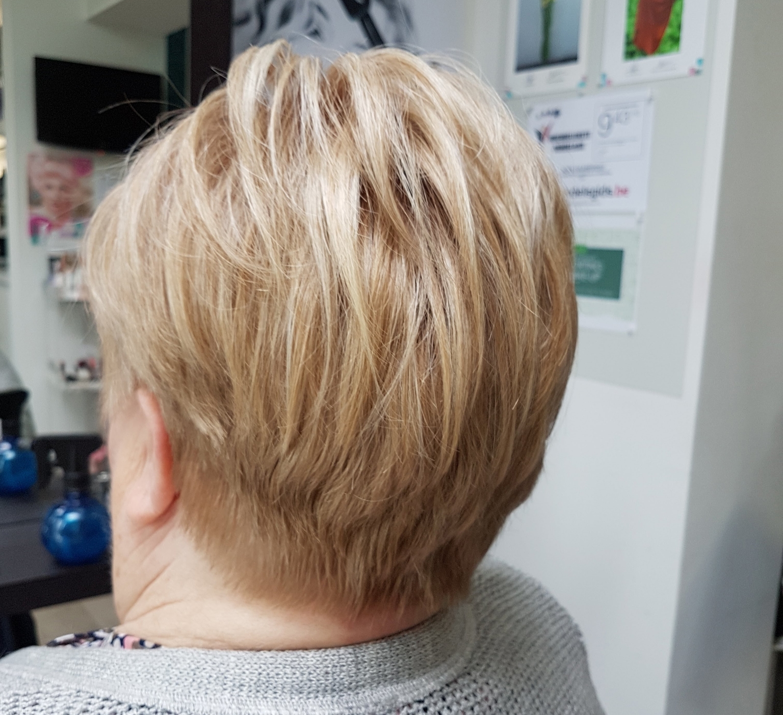 Met haarwerk.