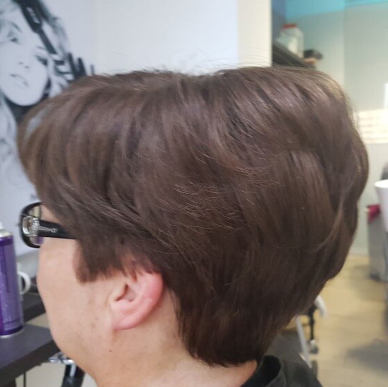 Met haarwerk.
