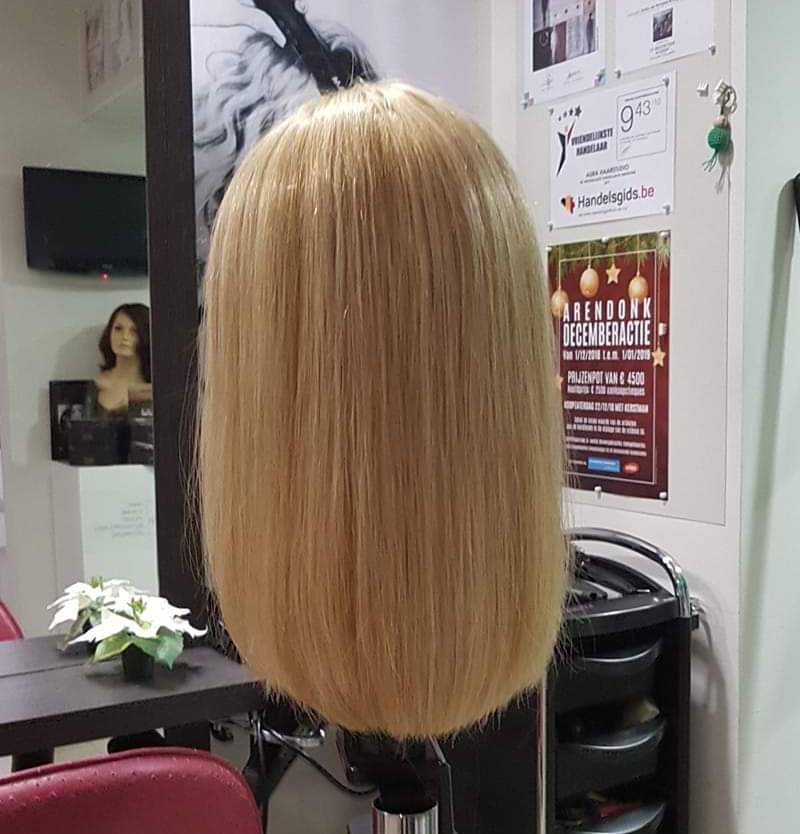Blonde pruik.