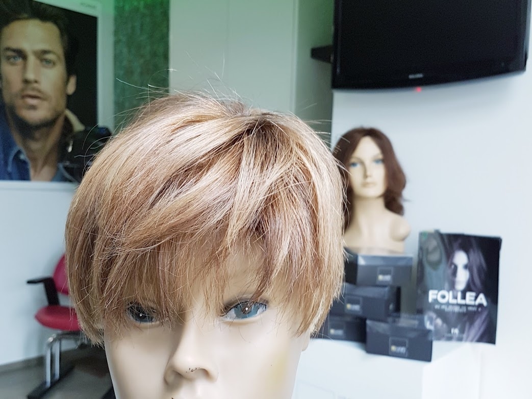 Moderne blonde pruik.