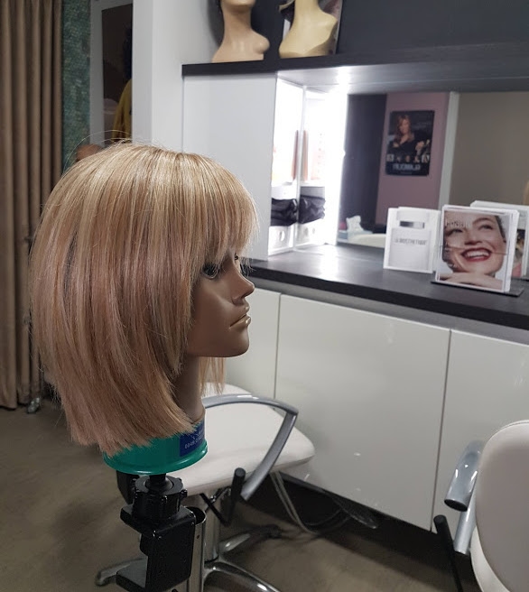 Blonde pruik.