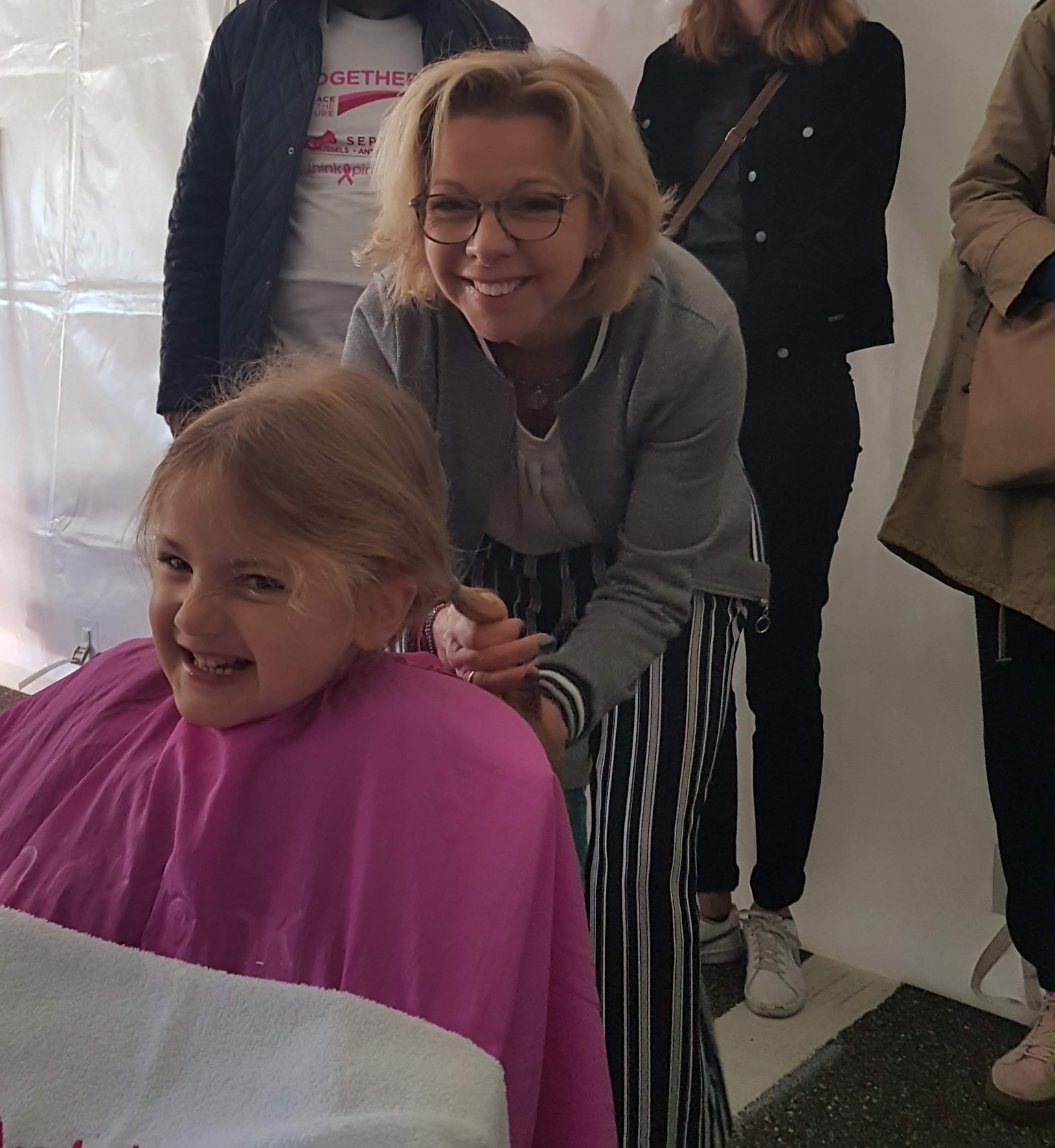 Haar knippen voor Think Pink