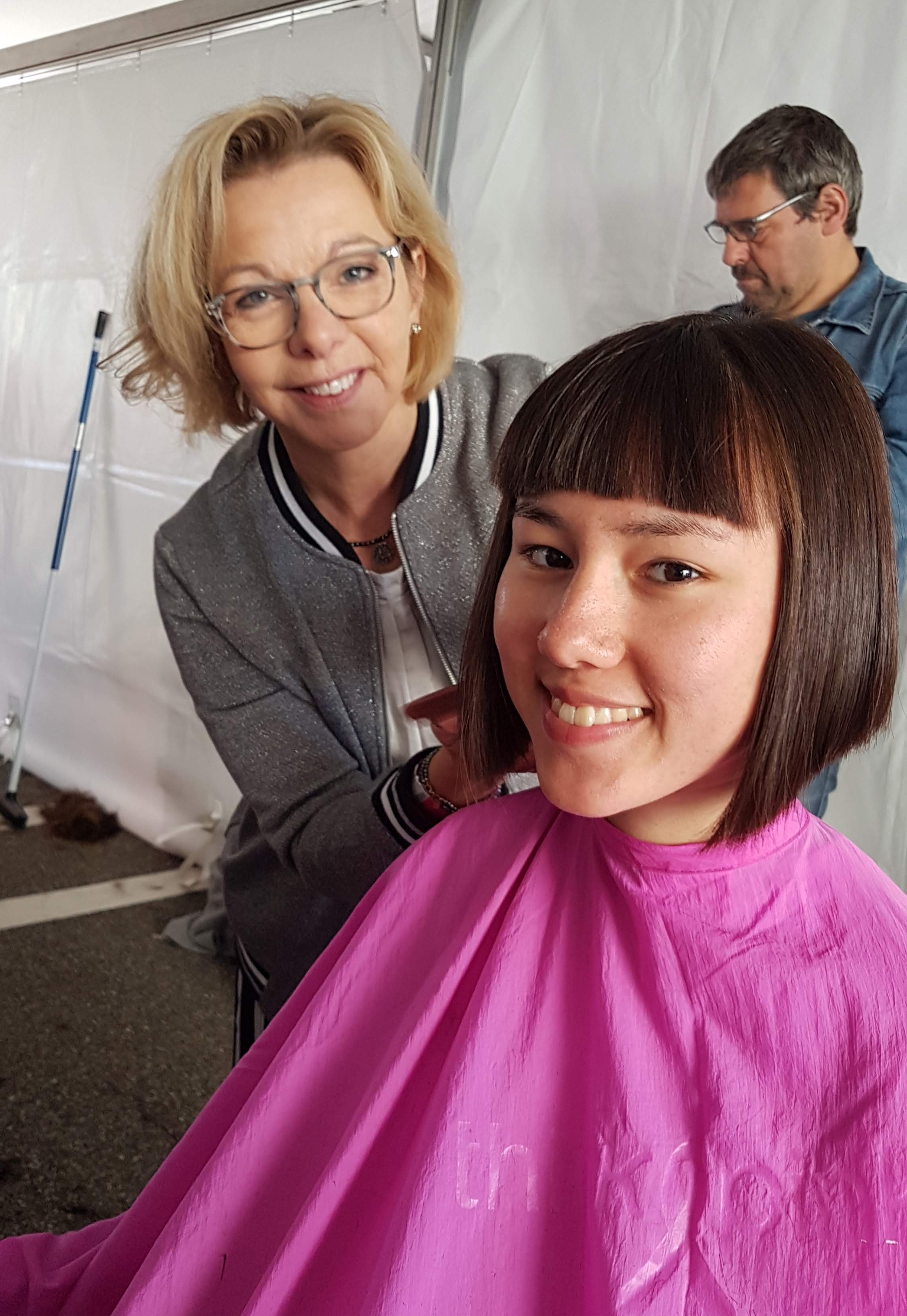 Haar knippen voor Think Pink